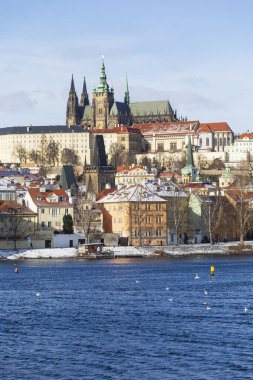 Çek Cumhuriyeti 'nde Gotik Şatosu olan Karlı Prag Küçük Kasabası