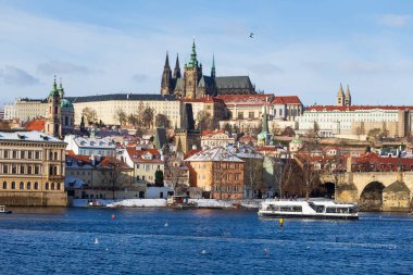Çek Cumhuriyeti 'nde Gotik Şatosu olan Karlı Prag Küçük Kasabası