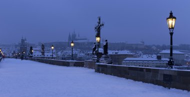 Erken sabah romantik karlı Prag Lesser Town Gotik kale, köprü kule ve Aziz Nicholas Katedrali Charles Bridge ile Barok, heykeller, Çek Cumhuriyeti ile