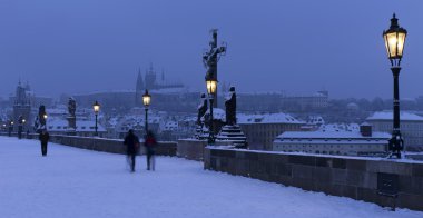 Erken sabah romantik karlı Prag Lesser Town Gotik kale, köprü kule ve Aziz Nicholas Katedrali Charles Bridge ile Barok, heykeller, Çek Cumhuriyeti ile