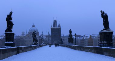Erken sabah romantik karlı Prague Old Town Köprüsü Kulesi ve St Francis Assisi Katedrali Charles Bridge ile Barok, heykeller, Çek Cumhuriyeti