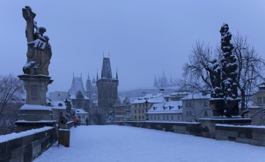 Erken sabah romantik karlı Prag Lesser Town Gotik kale, köprü kule ve Aziz Nicholas Katedrali Charles Bridge ile Barok, heykeller, Çek Cumhuriyeti ile