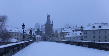 Erken sabah romantik karlı Prag Lesser Town Gotik kale, köprü kule ve Aziz Nicholas Katedrali Charles Bridge ile Barok, heykeller, Çek Cumhuriyeti ile