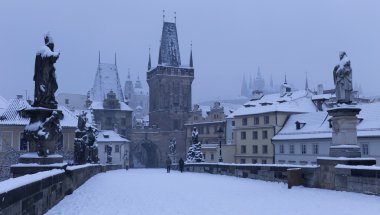 Erken sabah romantik karlı Prag Lesser Town Gotik kale, köprü kule ve Aziz Nicholas Katedrali Charles Bridge ile Barok, heykeller, Çek Cumhuriyeti ile