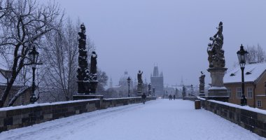 Erken sabah romantik karlı Prague Old Town Köprüsü Kulesi ve St Francis Assisi Katedrali Charles Bridge ile Barok, heykeller, Çek Cumhuriyeti
