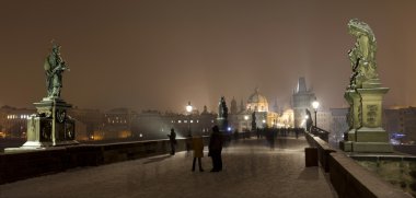 Gece romantik karlı Prague Old Town Köprüsü Kulesi ve St Francis Assisi Katedrali Charles Bridge ile Barok, heykeller, Çek Cumhuriyeti