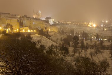 Gece karlı sisli Prague City ile Gotik Castle, Çek Cumhuriyeti