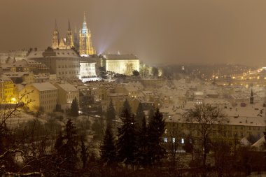 Gece karlı sisli Prague City ile Gotik Castle, Çek Cumhuriyeti