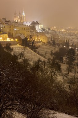 Gece karlı sisli Prague City ile Gotik Castle, Çek Cumhuriyeti