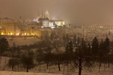Gece karlı sisli Prague City ile Gotik Castle, Çek Cumhuriyeti