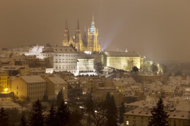 Gece karlı sisli Prague City ile Gotik Castle, Çek Cumhuriyeti