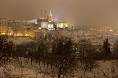 Gece karlı sisli Prague City ile Gotik Castle, Çek Cumhuriyeti