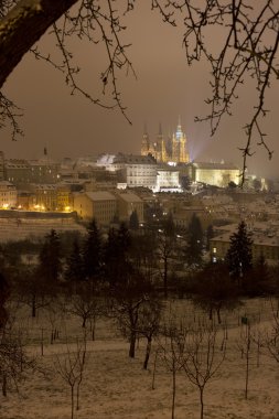 Gece karlı sisli Prague City ile Gotik Castle, Çek Cumhuriyeti