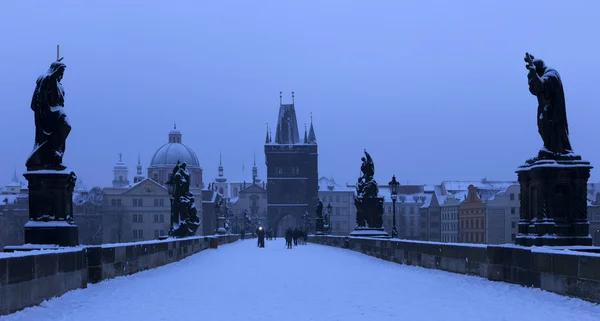 Tôt le matin romantique enneigée Prague Vieille ville avec tour de pont et cathédrale Saint-François d'Assise depuis le pont Charles avec ses statues baroques, République tchèque — Photo