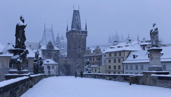 Early Morning romántico nevado Praga Ciudad Menor con el castillo gótico, la Torre del Puente y la Catedral de San Nicolás desde el Puente de Carlos con sus estatuas barrocas, República Checa — Foto de Stock