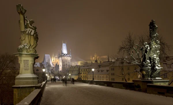 Noche romántica y nevada Praga Ciudad Pequeña con la Torre del Puente y la Catedral de San Nicolás desde el Puente de Carlos, República Checa —  Fotos de Stock