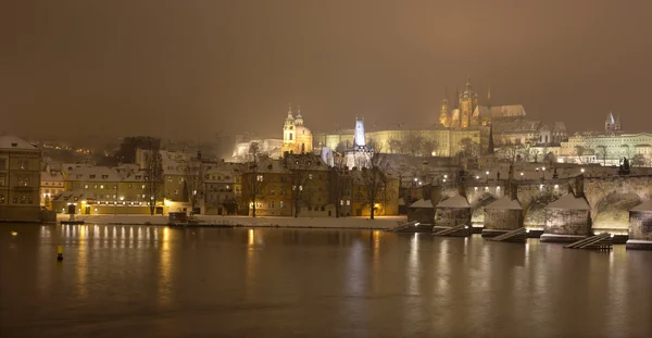 Noite colorido nevado Praga gótico Castelo com Charles Bridge, República Checa — Fotografia de Stock