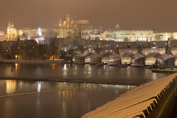 Nacht kleurrijke besneeuwde gotische burcht van Praag met charles bridge, Tsjechië — Stockfoto