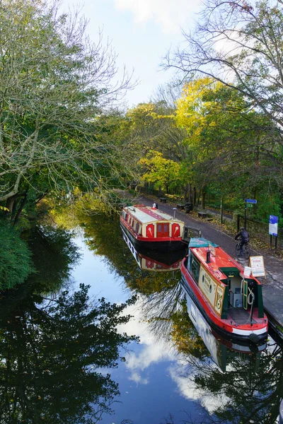 Two Barges Moored Leeds Liverpool Canal Reflections Trees Blue Sky Royalty Free Stock Obrázky