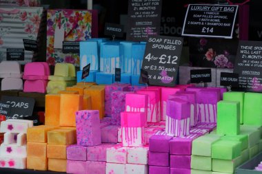 Renkli kokulu yeşil, sarı, pembe ve mor sabun dolu süngerler bir Gıda ve İçecek Festivali, Harrogate, Kuzey Yorkshire, İngiltere, İngiltere 'de sergileniyor..