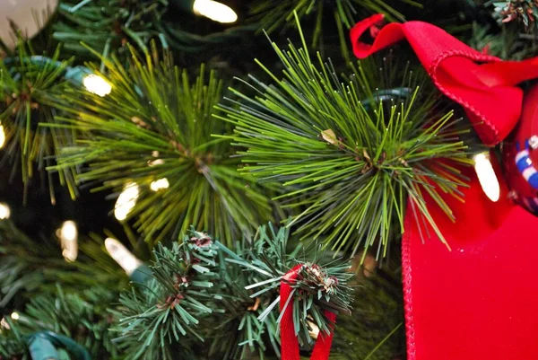 光と装飾が施されたクリスマスツリーシーンの背景 — ストック写真