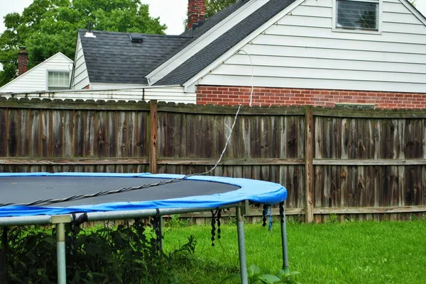 Peligrosa Línea Energía Vivo Derribado Drapeado Través Valla Trampolín — Foto de Stock