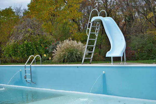 Piscina Patio Trasero Con Tobogán Piscina Escalera Vaciado Apagado Para — Foto de Stock