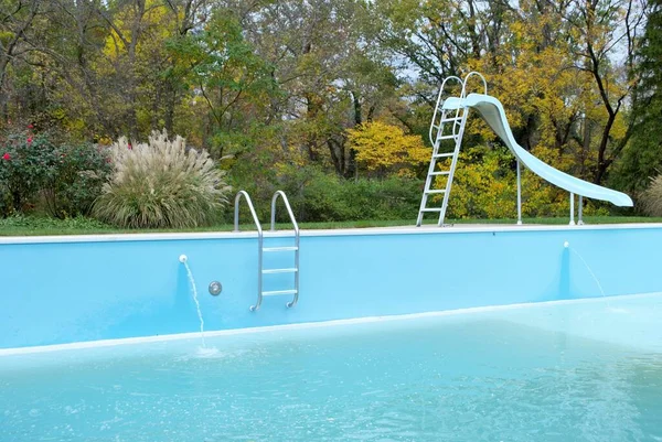 Piscina Cortile Con Scivolo Piscina Scala Svuotato Spegnimento Inverno — Foto Stock