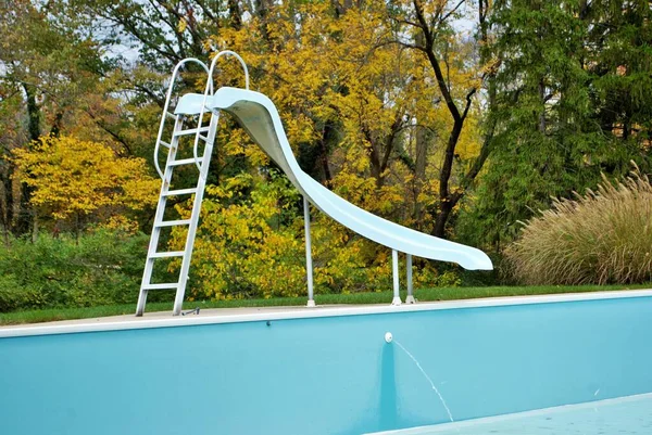 Piscine Arrière Cour Avec Toboggan Vidé Fermeture Pour Hiver — Photo