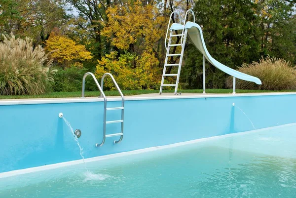 Hinterhof Schwimmbad Mit Poolrutsche Und Leiter Für Den Winter Entleert — Stockfoto