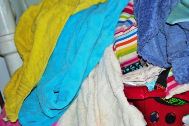 Bodrum katındaki çamaşır odasında yıkanması gereken bir yığın kirli havlu.