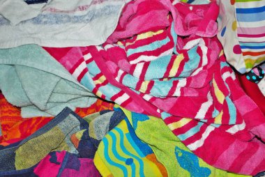 Bodrum katındaki çamaşır odasında yıkanması gereken bir yığın kirli havlu.