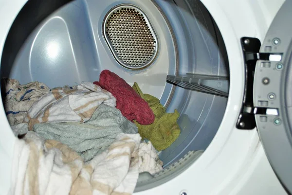 Carga Toallas Mojadas Que Van Secadora Día Lavandería — Foto de Stock