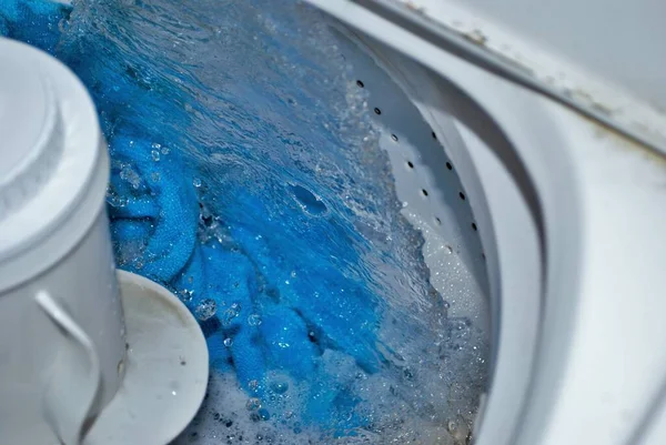 Carga Toalhas Sujas Uma Máquina Lavar Roupa Enchendo Com Água — Fotografia de Stock