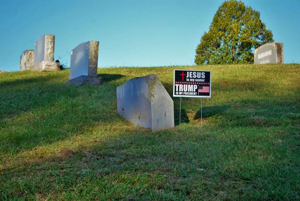 Trump Stoczni Znak Obok Nagrobka Cmentarzu Jezus Jest Moim Zbawcą — Zdjęcie stockowe