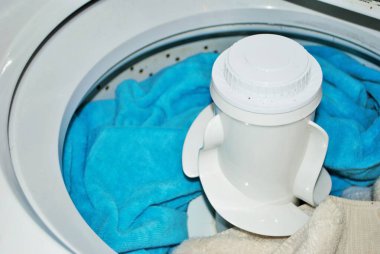 Çamaşır makinesinde bir sürü kirli havlu.