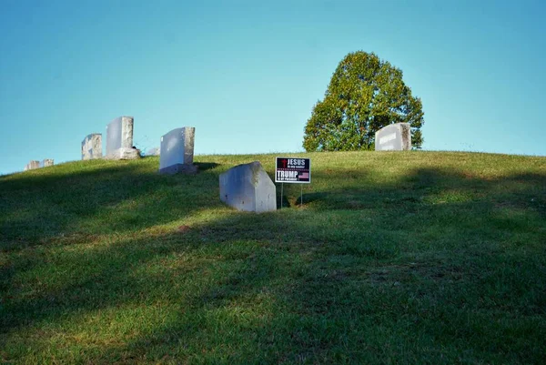 Trump Cantiere Segno Accanto Una Lapide Nel Cimitero Gesù Mio — Foto Stock