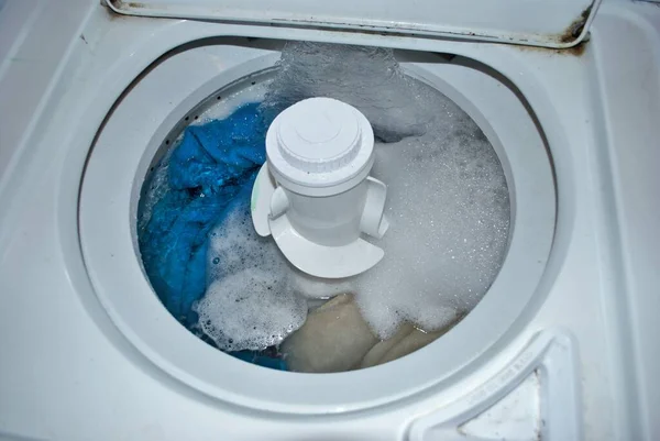 Suyla Dolu Bir Çamaşır Makinesinde Kirli Havlular — Stok fotoğraf