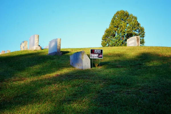 Trump Stoczni Znak Obok Nagrobka Cmentarzu Jezus Jest Moim Zbawcą — Zdjęcie stockowe