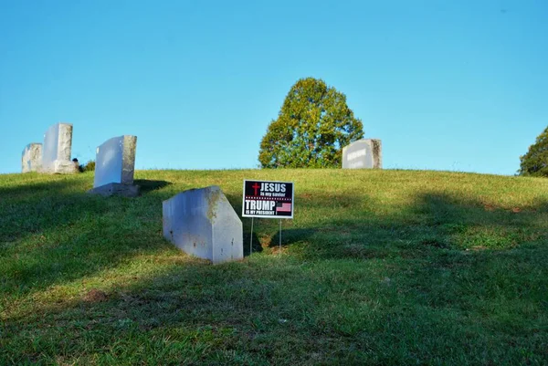 Trump Cantiere Segno Accanto Una Lapide Nel Cimitero Gesù Mio — Foto Stock