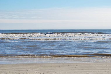 Coligny Sahili Hilton adasının güneyinde dalgalar kuma çarpıyor.