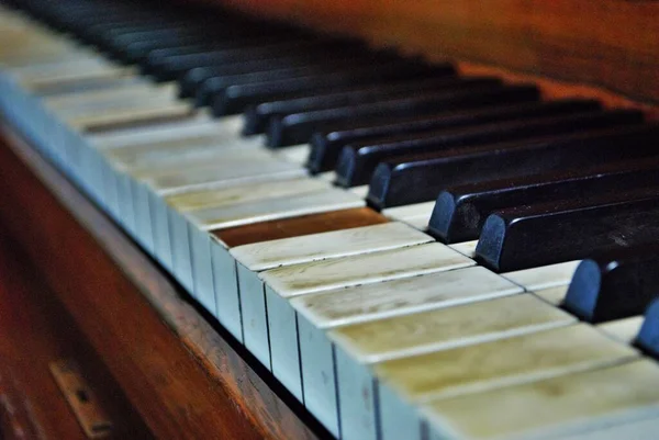 Old Usang Piano Menutup Kunci Yang Hilang — Stok Foto