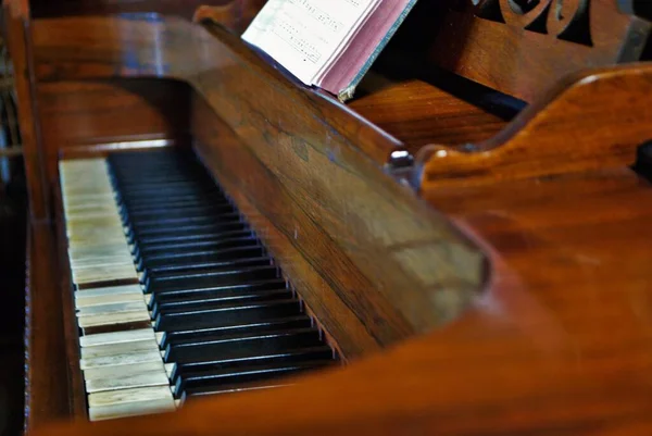 古い使い古されたピアノの終わり不足しているキーの — ストック写真