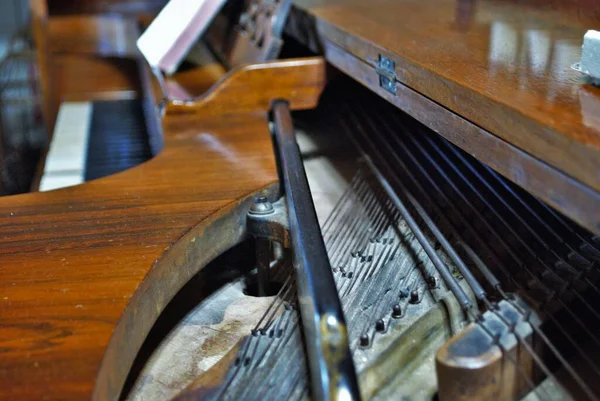 Stare Zużyte Fortepian Zbliżenie Brakujących Kluczy — Zdjęcie stockowe