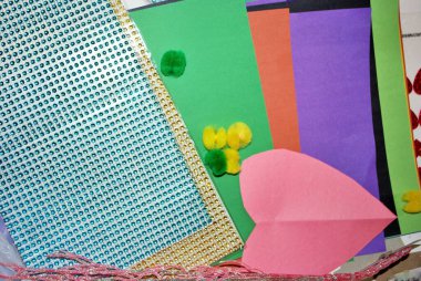 Ev yapımı sevgililer günü kartları hazırlıyorum. Sanat ve el sanatları.