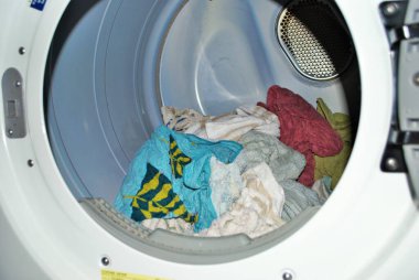 Çamaşır günü bir sürü ıslak havlu kurutucuya gidiyor.