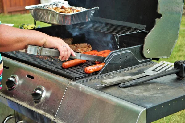 Hot Dogi Stek Grillu Podwórku Grill — Zdjęcie stockowe