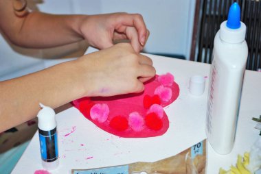 Ev yapımı sevgililer günü kartları hazırlarken Childs 'ın elleri.