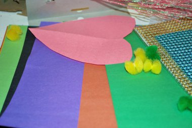 Ev yapımı sevgililer günü kartları hazırlıyorum. Sanat ve el sanatları.