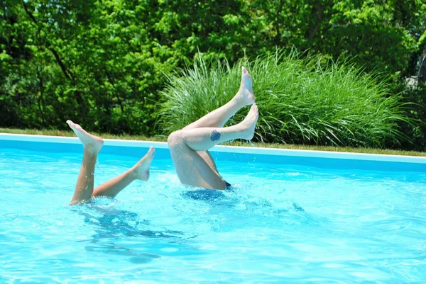 妈妈和女儿在游泳池里手倒立 — 图库照片